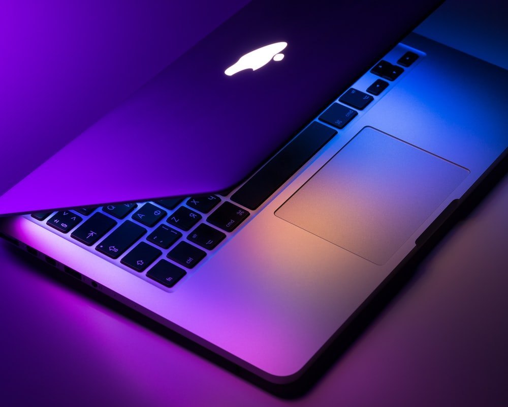 MacBook Pro en entorno corporativo